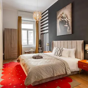  Apartment Deluxe Dohany Next To The New York Cafe